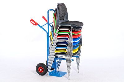 Eine Stuhlkarre ermöglicht Stuhltransport ohne Kraftaufwand
